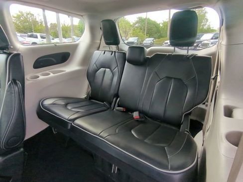 Used 2024 Chrysler Pacifica Limited image 16