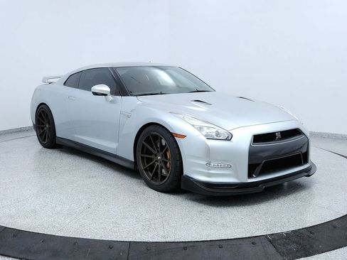 Used 2015 Nissan GT-R Premium image 7