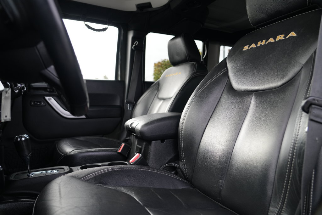 Used 2015 Jeep Wrangler Unlimited Sahara w/ Connectivity Group AWD/4WD image 12