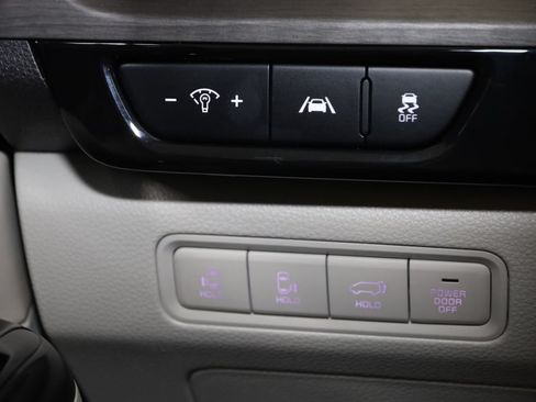 Used 2024 Kia Carnival EX FWD image 33