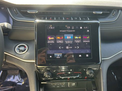 Certified 2024 Jeep Grand Cherokee L Laredo image 33