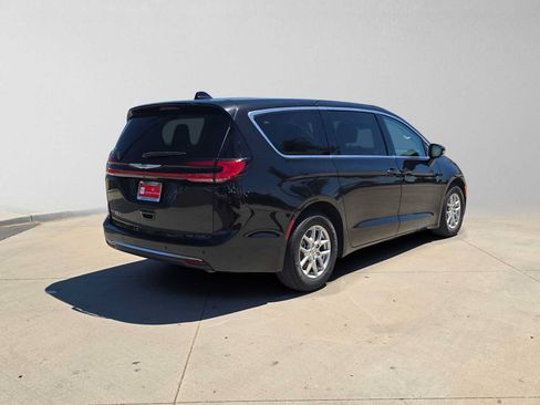 Used 2024 Chrysler Pacifica Touring-L FWD image 3