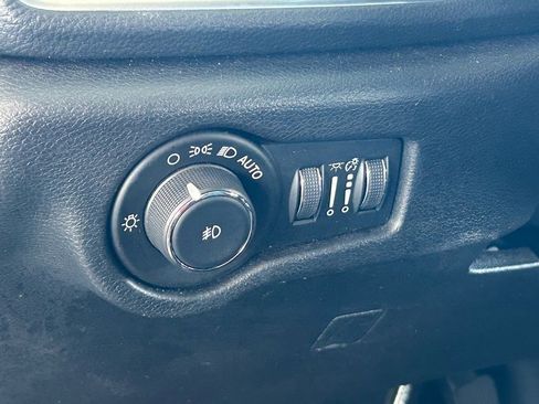 Used 2025 Chrysler Pacifica Limited image 49