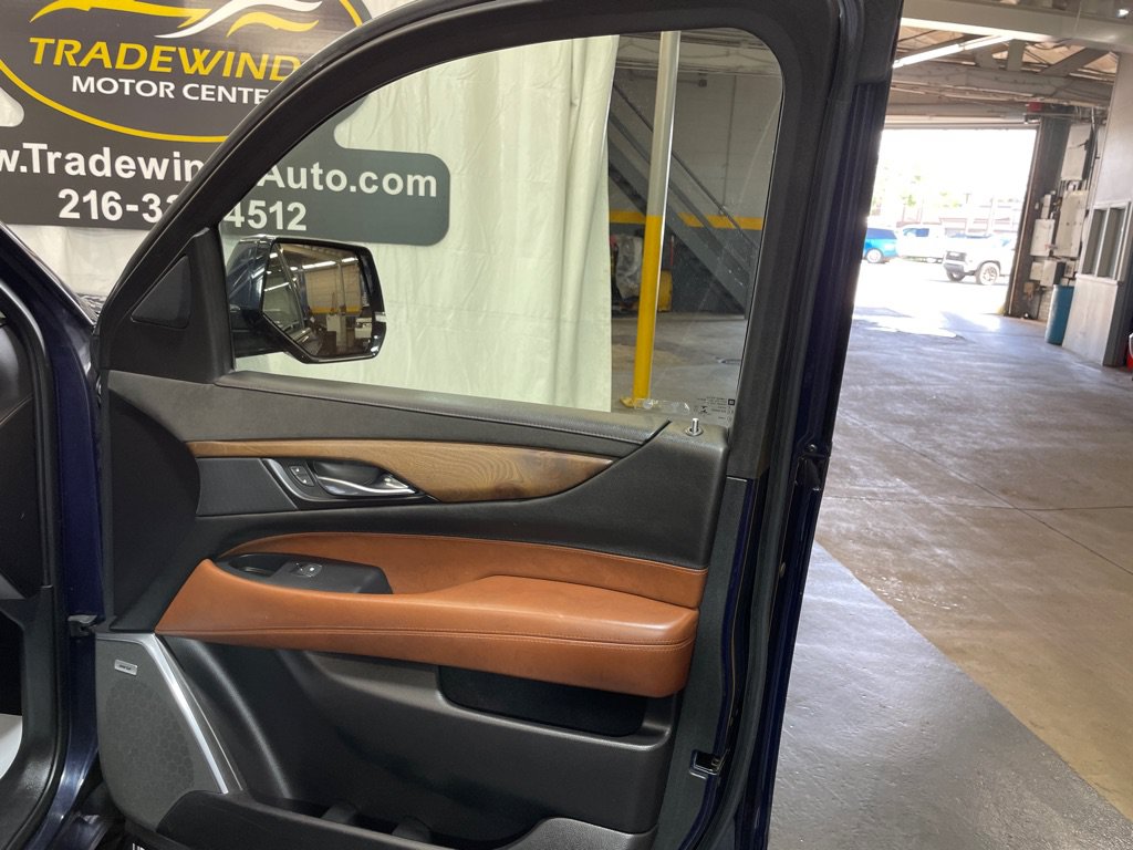 Used 2019 Cadillac Escalade ESV Luxury AWD/4WD image 37