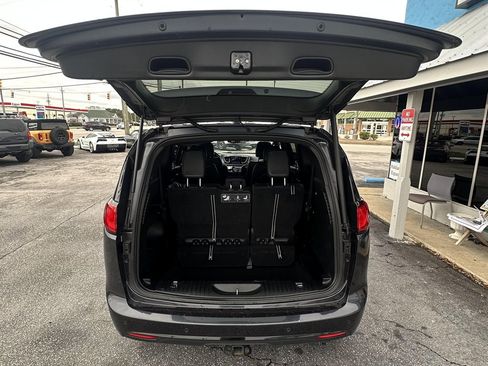 Used 2020 Chrysler Pacifica Touring-L image 10