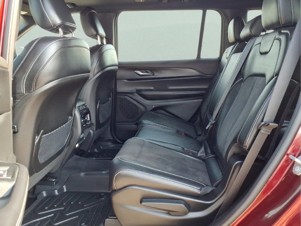 Used 2025 Jeep Grand Cherokee L Altitude RWD image 16