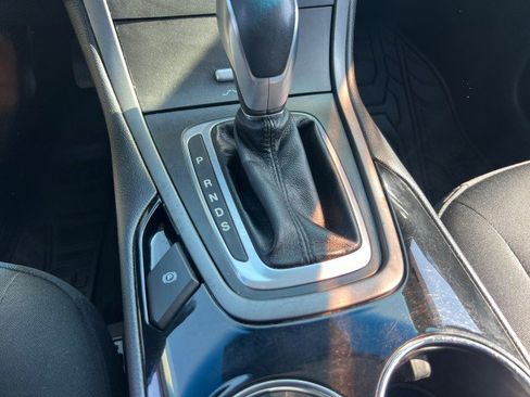 Used 2015 Ford Edge SE image 12