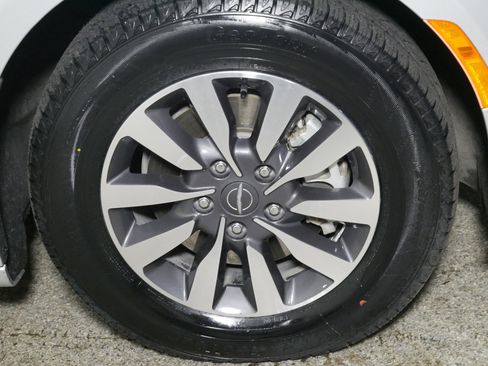 Used 2023 Chrysler Pacifica Touring-L image 15