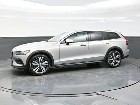 Used 2025 Volvo V60 B5 Cross Country Plus image 3