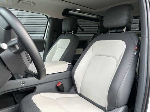 Used 2024 Land Rover Defender 90 X-Dynamic SE image 5