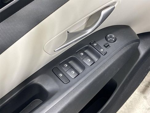 Used 2024 Hyundai Tucson SE image 16