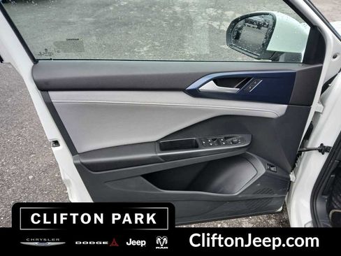 Used 2023 Volkswagen Taos SE image 9