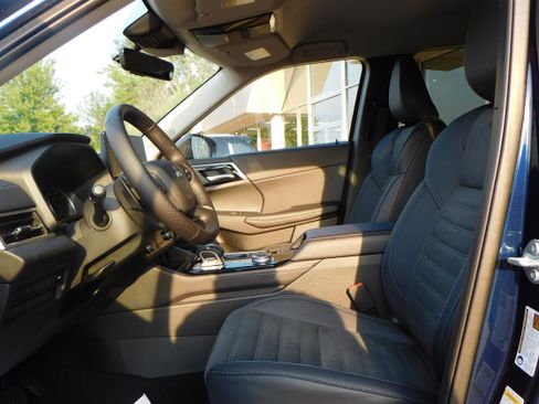 New 2025 Mitsubishi Outlander SE image 13