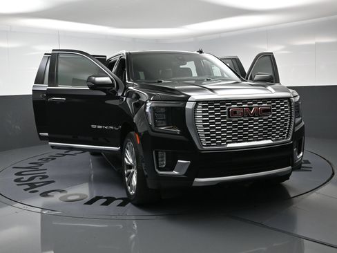 Used 2021 GMC Yukon XL Denali w/ Denali Premium Package AWD/4WD image 24
