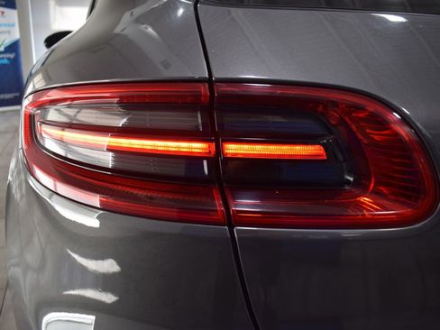 Used 2017 Porsche Macan Turbo image 32