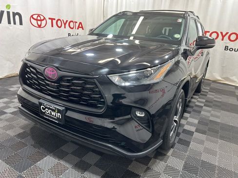Used 2022 Toyota Highlander XLE image 3