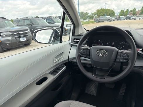 Used 2026 Toyota Sienna LE FWD image 21