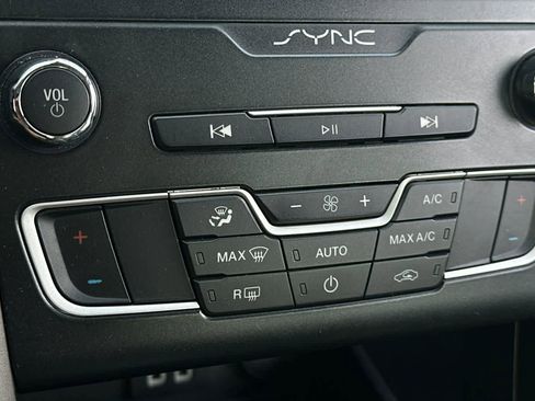 Used 2019 Ford Fusion SE image 22