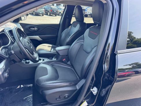 Used 2018 Jeep Cherokee Trailhawk w/ Comfort/Convenience Group AWD/4WD image 22