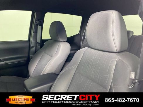 Used 2017 Toyota Tacoma TRD Sport w/ Tow Package (A/T) AWD/4WD image 10