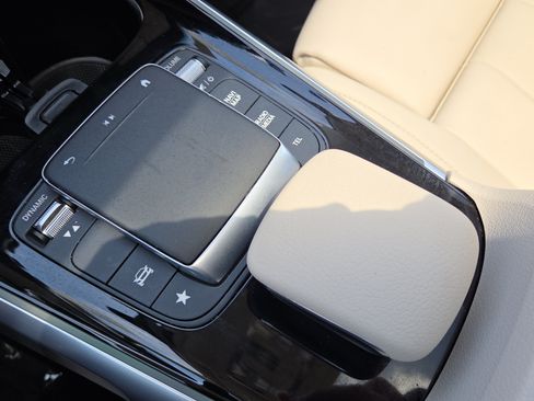 Used 2023 Mercedes-Benz GLB 250 image 32