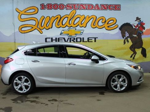 Used 2018 Chevrolet Cruze Premier FWD image 1
