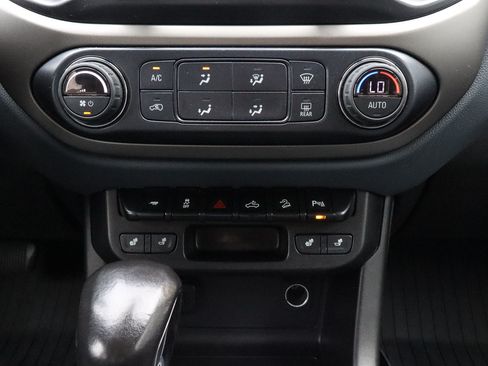 Used 2022 Chevrolet Colorado Z71 AWD/4WD image 11