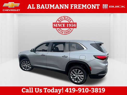 Used 2025 Buick Enclave Preferred image 3