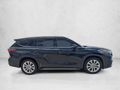 Used 2022 Toyota Highlander Limited FWD image 4