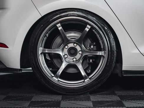 Used 2018 Volkswagen Golf R 4-Door image 19