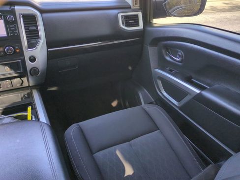 Used 2018 Nissan Titan SV w/ SV Convenience Package image 16