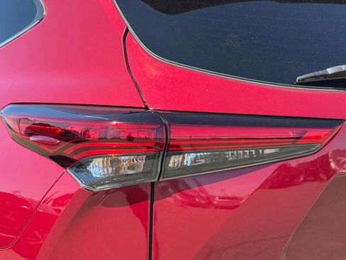Used 2021 Toyota Highlander XLE AWD/4WD image 23