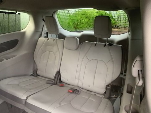 Used 2017 Chrysler Pacifica Touring-L image 11