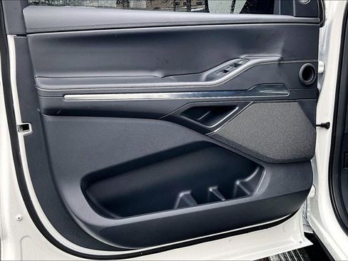 Used 2025 Lincoln Navigator L Reserve w/ Jet Appearance Package image 22