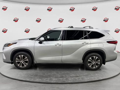 Used 2021 Toyota Highlander XLE AWD/4WD image 2