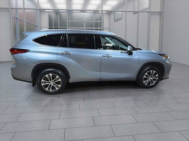 Certified 2022 Toyota Highlander XLE AWD/4WD image 9
