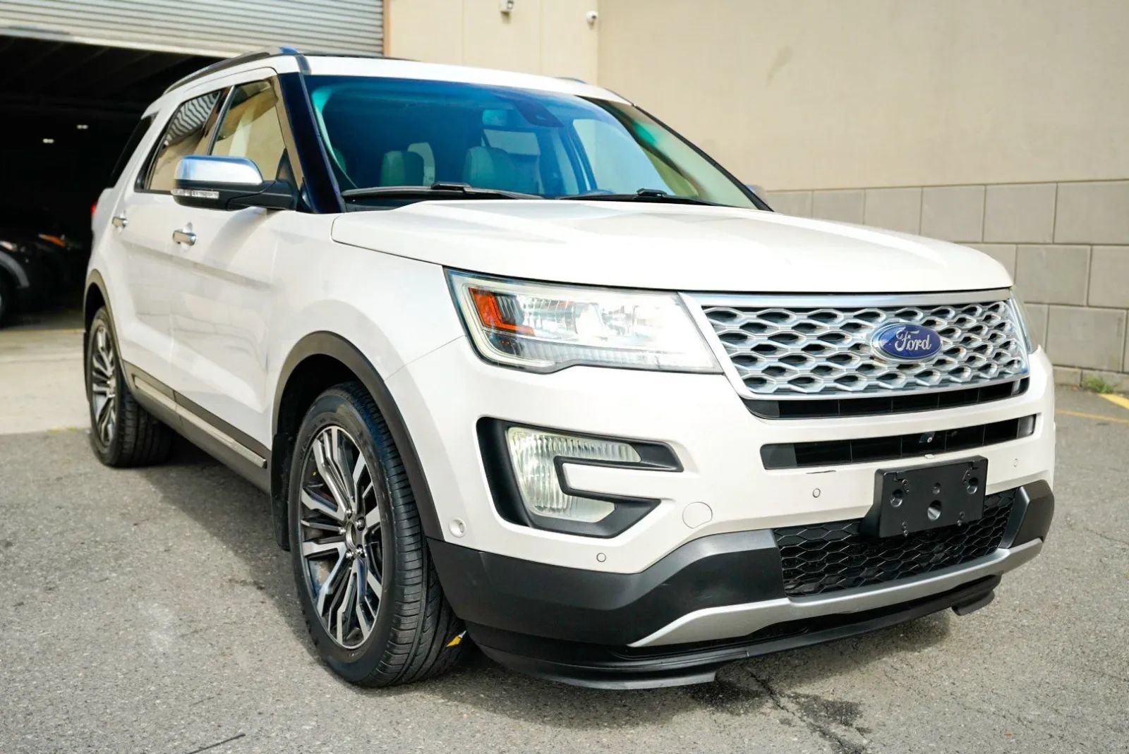 Used 2017 Ford Explorer Platinum AWD/4WD image 3