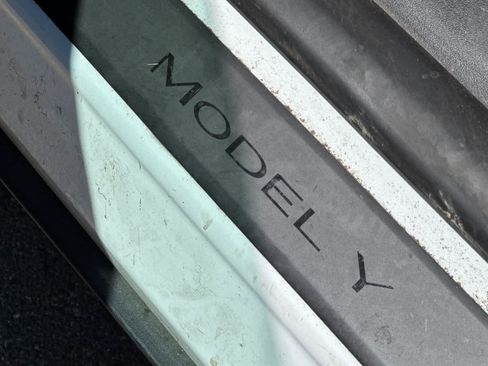 Used 2022 Tesla Model Y Long Range AWD/4WD image 23