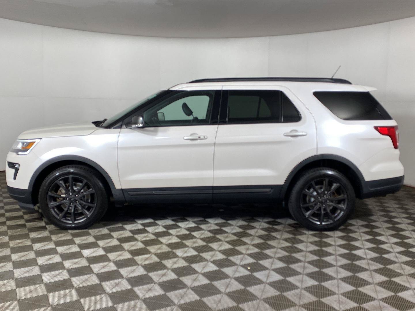 Used 2018 Ford Explorer XLT w/ Equipment Group 202A AWD/4WD image 30
