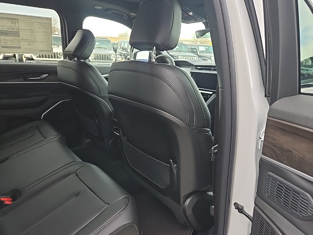 New 2026 Jeep Grand Cherokee Limited w/ Limited Altitude Package AWD/4WD image 92