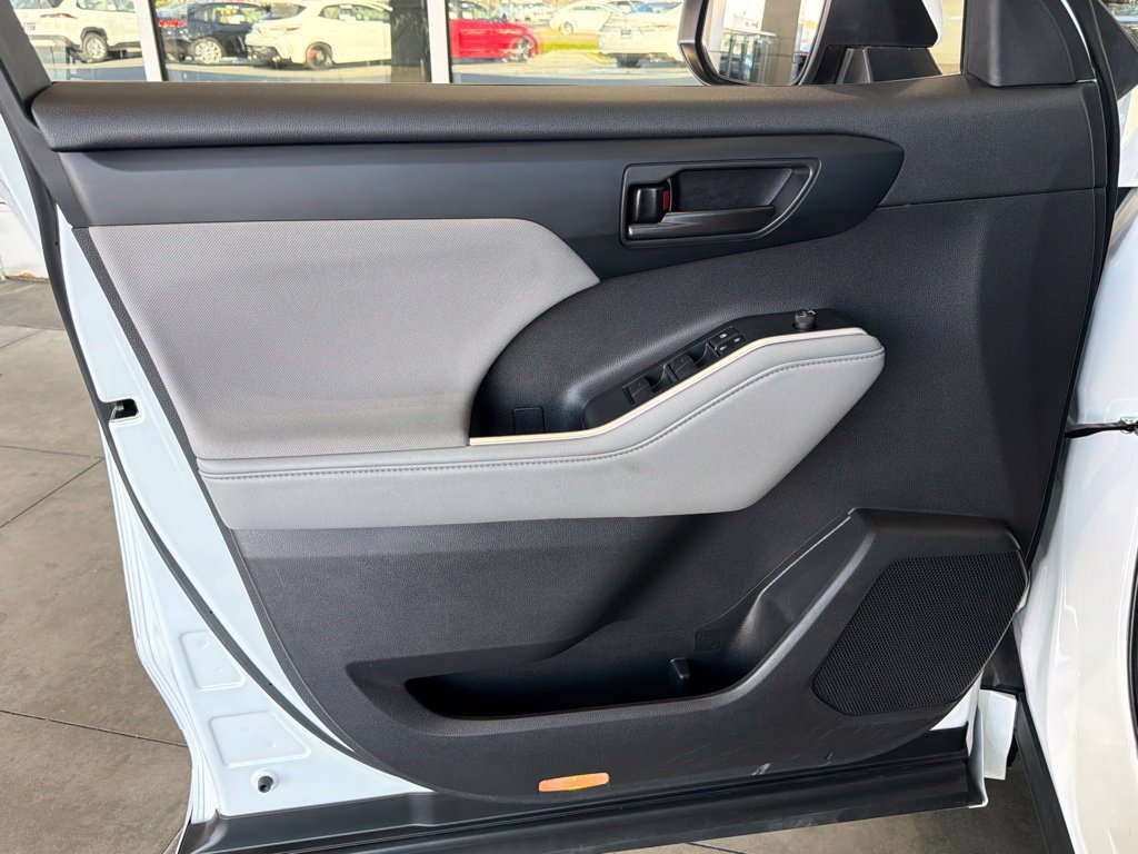 Used 2023 Toyota Highlander L FWD image 18