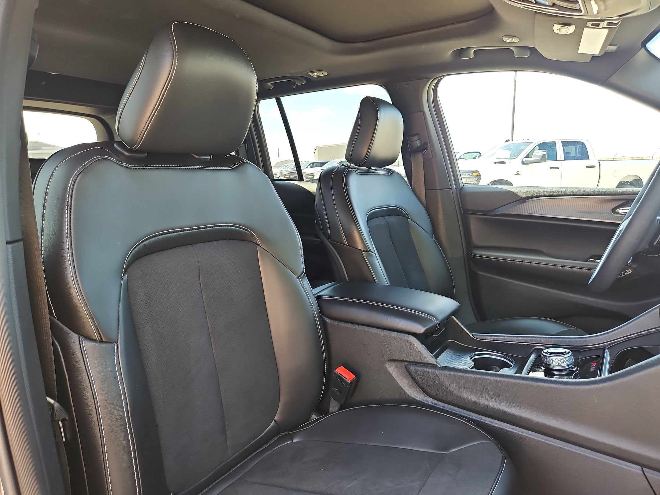 Used 2025 Jeep Grand Cherokee Altitude RWD image 30