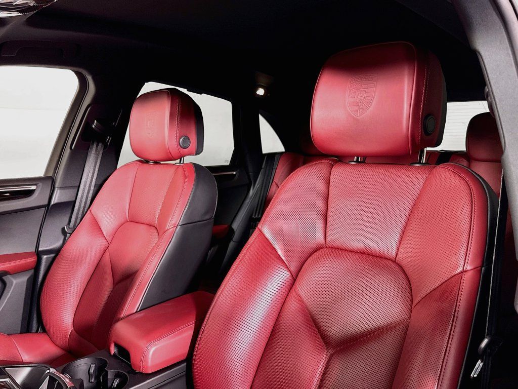 Certified 2025 Porsche Macan AWD/4WD image 5