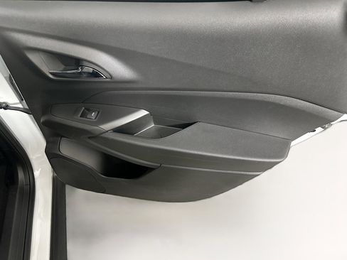 Used 2025 Chevrolet Trax LS image 28