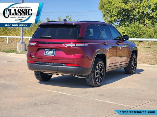 Used 2025 Jeep Grand Cherokee Altitude RWD image 10