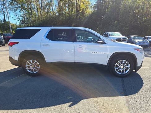 Used 2021 Chevrolet Traverse LT w/ LPO, Blackout Package image 3