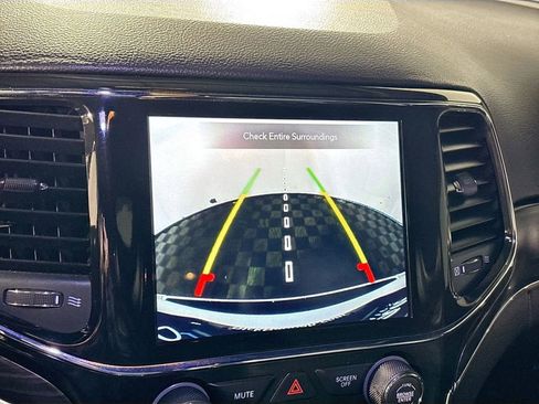 Used 2022 Jeep Grand Cherokee Limited image 17