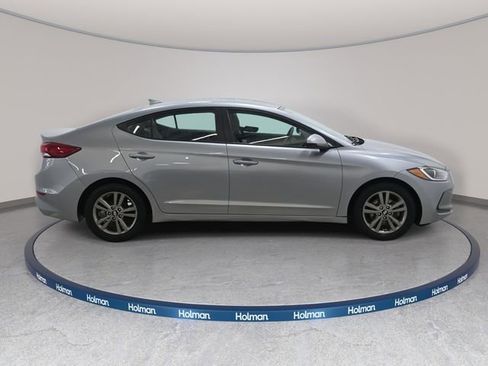 Used 2017 Hyundai Elantra SE image 5