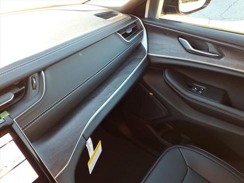 New 2025 Jeep Grand Cherokee Limited image 29