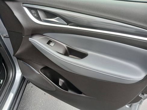 Used 2018 Buick Enclave Essence FWD image 3